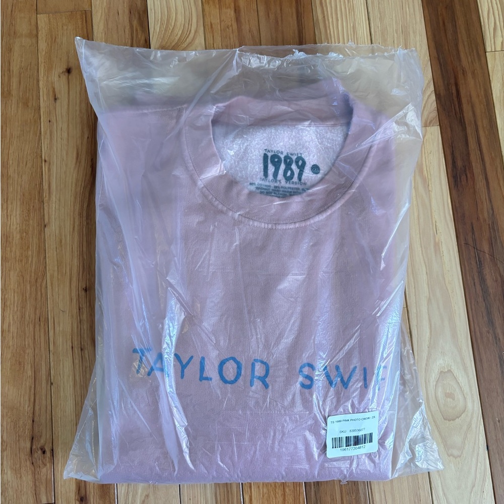 Brand New 1989 Taylor’s version pink crewneck. Size 2xl. Still in packaging.